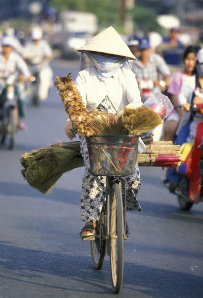 Persone in bicicletta in città — Foto Stock