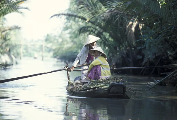 Un pequeño barco de madera en el río Mekong — Foto de Stock