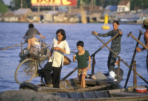 Un pequeño barco de madera en el río Mekong — Foto de Stock