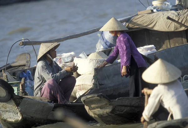 People at the Floating Market on the Mekong River — Stock Photo, Image