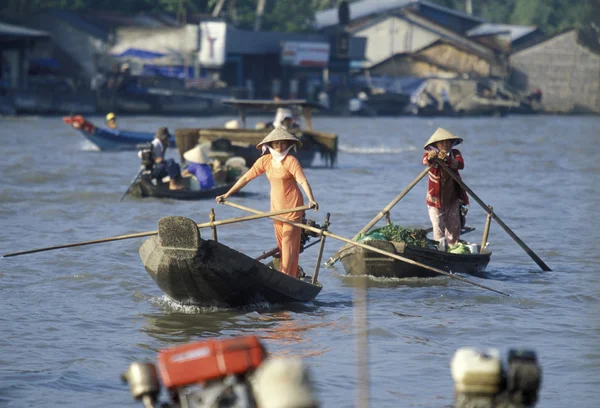 Personas en el mercado flotante en el río Mekong — Foto de Stock