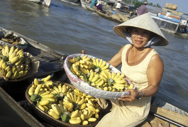 Lidé na trhu plovoucí na řece Mekong — Stock fotografie