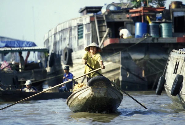 Personas en el mercado flotante en el río Mekong — Foto de Stock