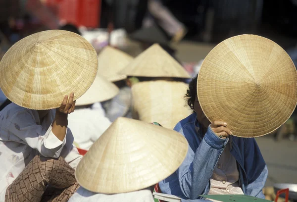 Persone in cappelli vietnamiti tradizionali i — Foto Stock