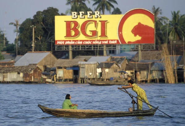 Mekong Nehri üzerinde küçük bir ahşap tekne — Stok fotoğraf