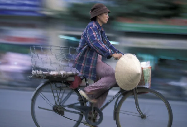 市内で自転車の人 — ストック写真