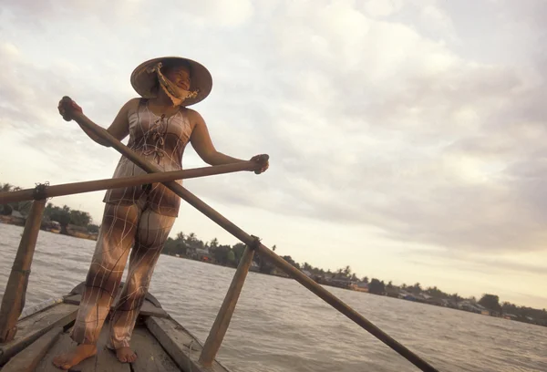 Ein kleines Holzboot auf dem Mekong — Stockfoto