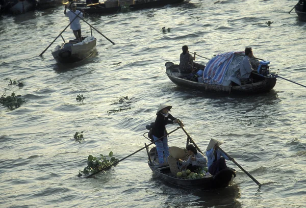 Pessoas no Mercado Flutuante no Rio Mekong — Fotografia de Stock