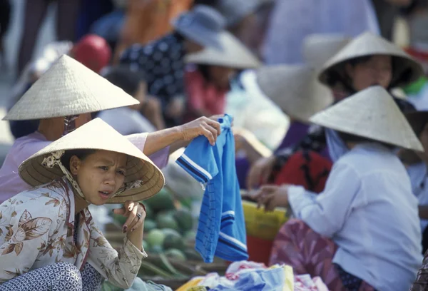 Gente en el mercado de la ciudad — Foto de Stock