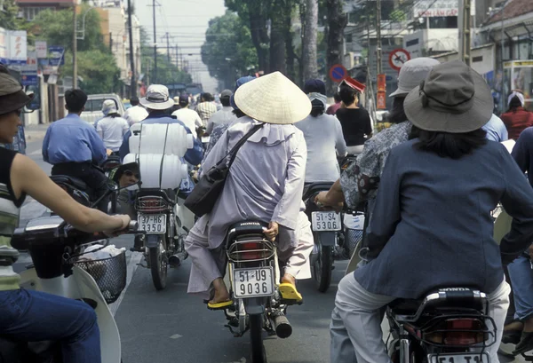 도시에 있는 motobikes에 사람들 — 스톡 사진