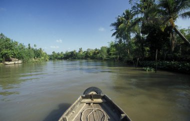 Mekong Nehri üzerinde küçük bir ahşap tekne