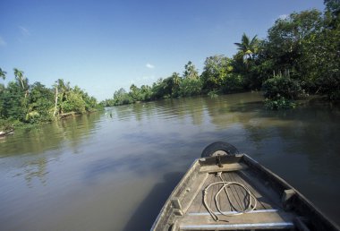 Mekong Nehri üzerinde küçük bir ahşap tekne