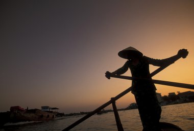 Mekong Nehri üzerinde küçük bir ahşap tekne