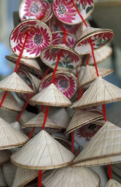 Sombreros vietnamitas en un mercado — Foto de Stock