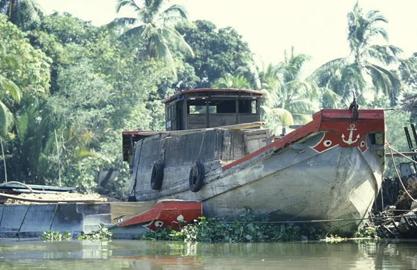 Un barco de transporte en el río Mekong — Foto de Stock