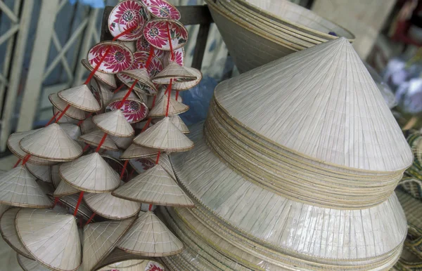 Sombreros vietnamitas en un mercado —  Fotos de Stock