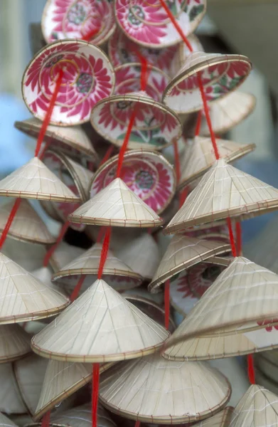 Sombreros vietnamitas en un mercado — Foto de Stock