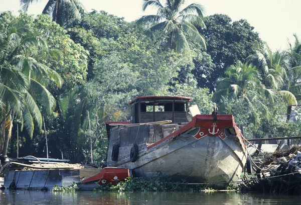 Un barco de transporte en el río Mekong — Foto de Stock