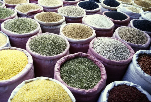 Habas en el mercado de la ciudad — Foto de Stock