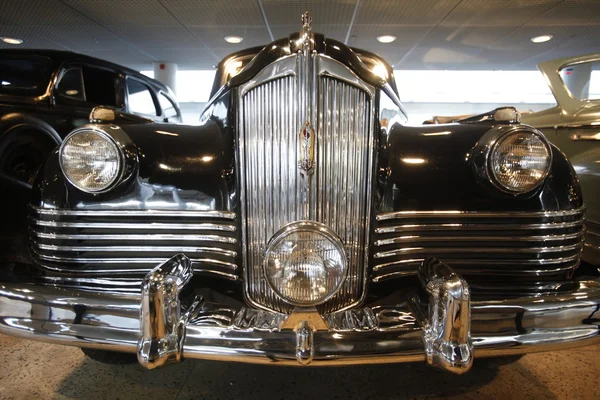 Vieille voiture dans le musée de l'automobile — Photo