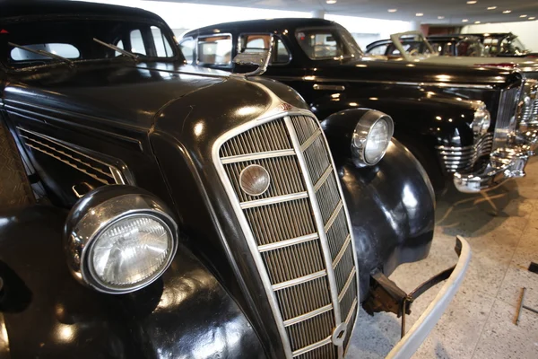 Vieilles voitures dans le musée de l'automobile — Photo