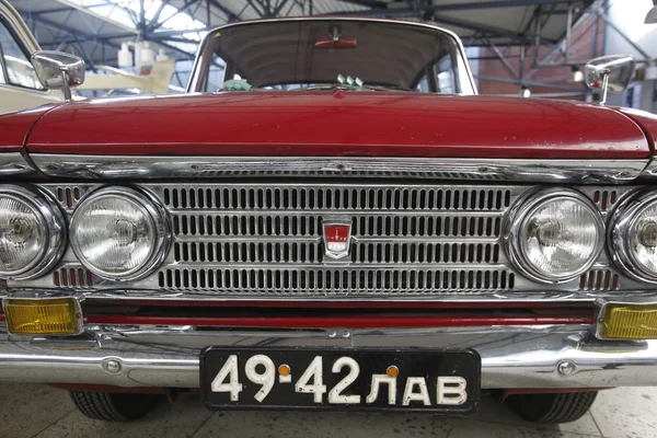 Vieille voiture dans le musée de l'automobile — Photo