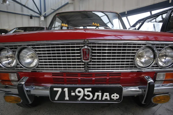 Vieille voiture dans le musée de l'automobile — Photo