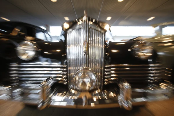 Vieille voiture dans le musée de l'automobile — Photo