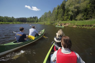 insanlar bir canue gezisi Letonya
