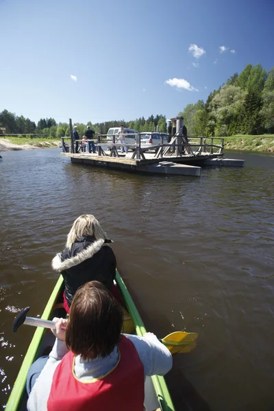 Människor på en canue resa i Lettland — Stockfoto