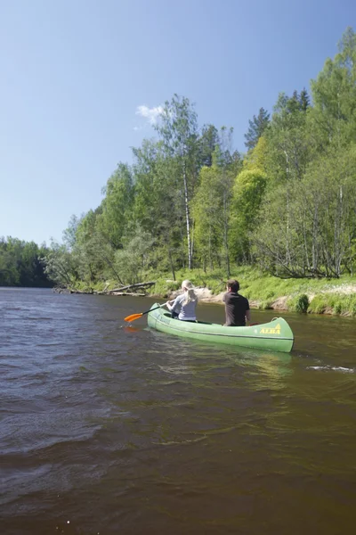 Människor på en kanottur på floden Gauja — Stockfoto