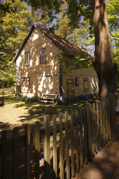 Casa in legno nella città di Jurmala — Foto Stock