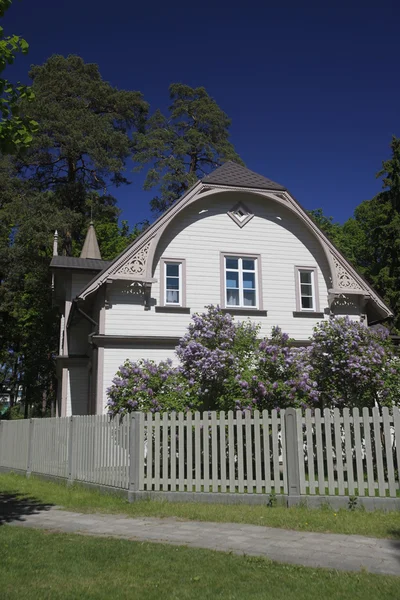Wood hus i staden Jurmala — Stockfoto