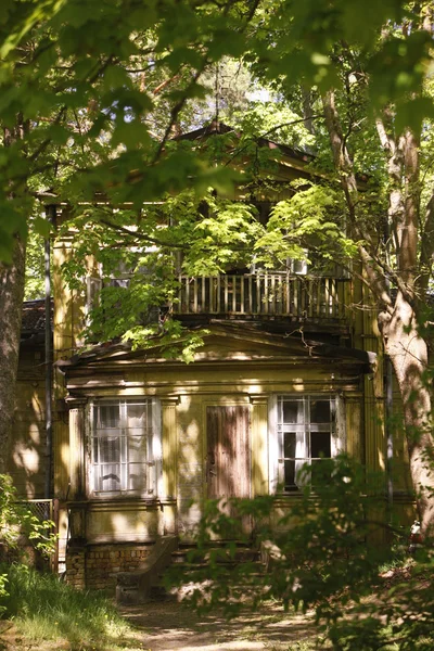 Houten huis in de stad van Jurmala — Stockfoto