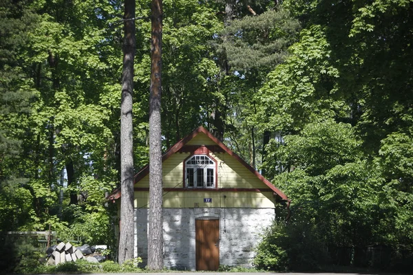 Houten huis in de stad van Jurmala — Stockfoto