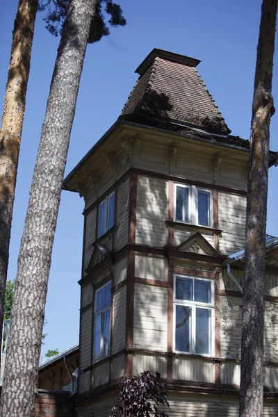 Casa in legno nella città di Jurmala — Foto Stock