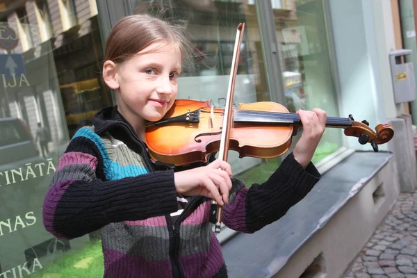 Música callejera en el casco antiguo de Riga — Foto de Stock