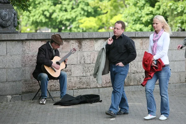 Música callejera en el casco antiguo de Riga —  Fotos de Stock