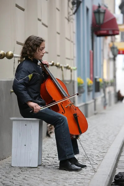 Música callejera en el casco antiguo de Riga — Foto de Stock