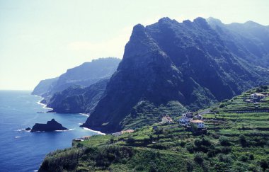 Madeira Adası'nın kuzey kıyısında, manzara 