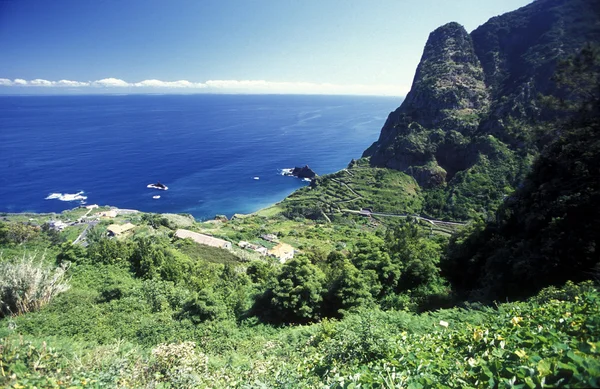 Liggend op de noordkust van het eiland Madeira — Stockfoto