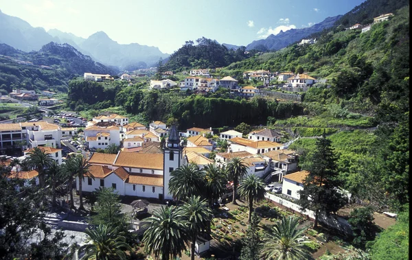 Paisaje del pueblo en verdes colinas — Foto de Stock