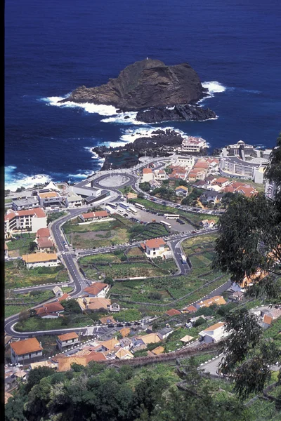 Landschap en de kust bij de stad van Porto Moniz — Stockfoto