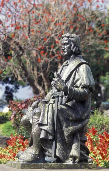 克里斯托弗 · 哥伦布雕像在丰沙尔镇 — 图库照片