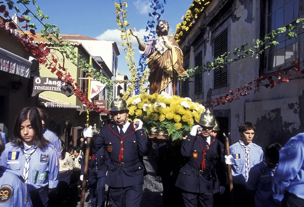 Religion procession in the old town of Funchal — Stock Photo, Image