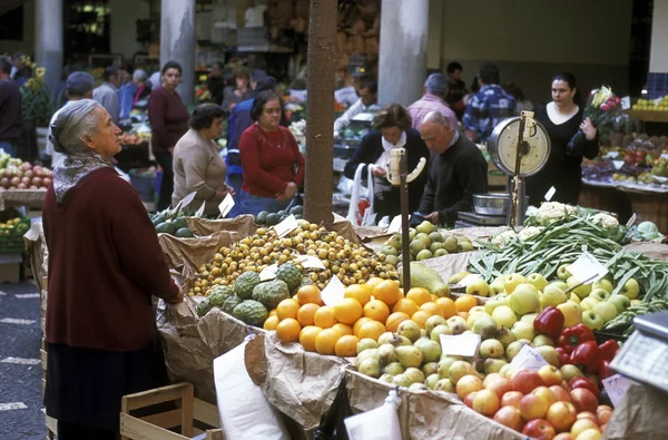 Mercado en el casco antiguo de Funchal — Foto de Stock