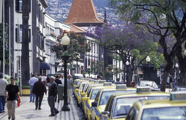 Place dans la vieille ville de Funchal — Photo