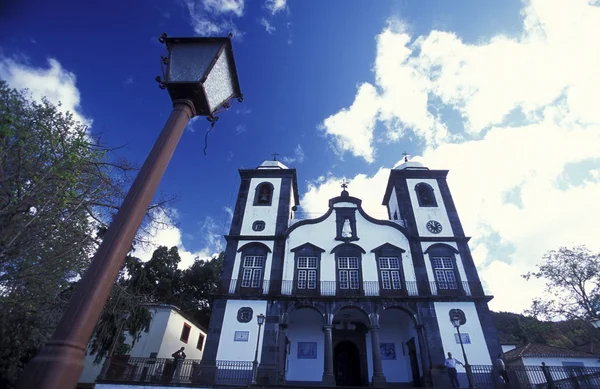 Iglesia en una plaza en el casco antiguo de Funchal — Foto de Stock