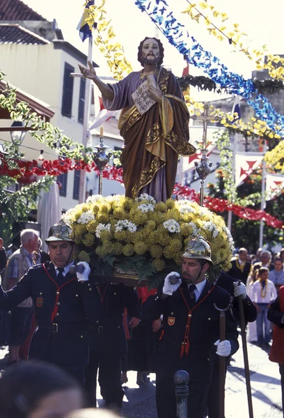 Religion procession in the old town of Funchal — Stock Photo, Image