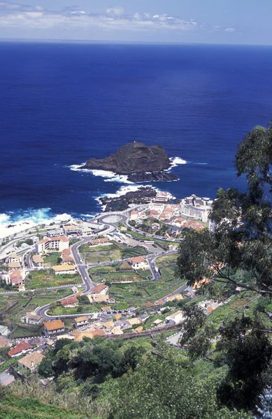Landskapet och kusten på stan i Porto Moniz — Stockfoto